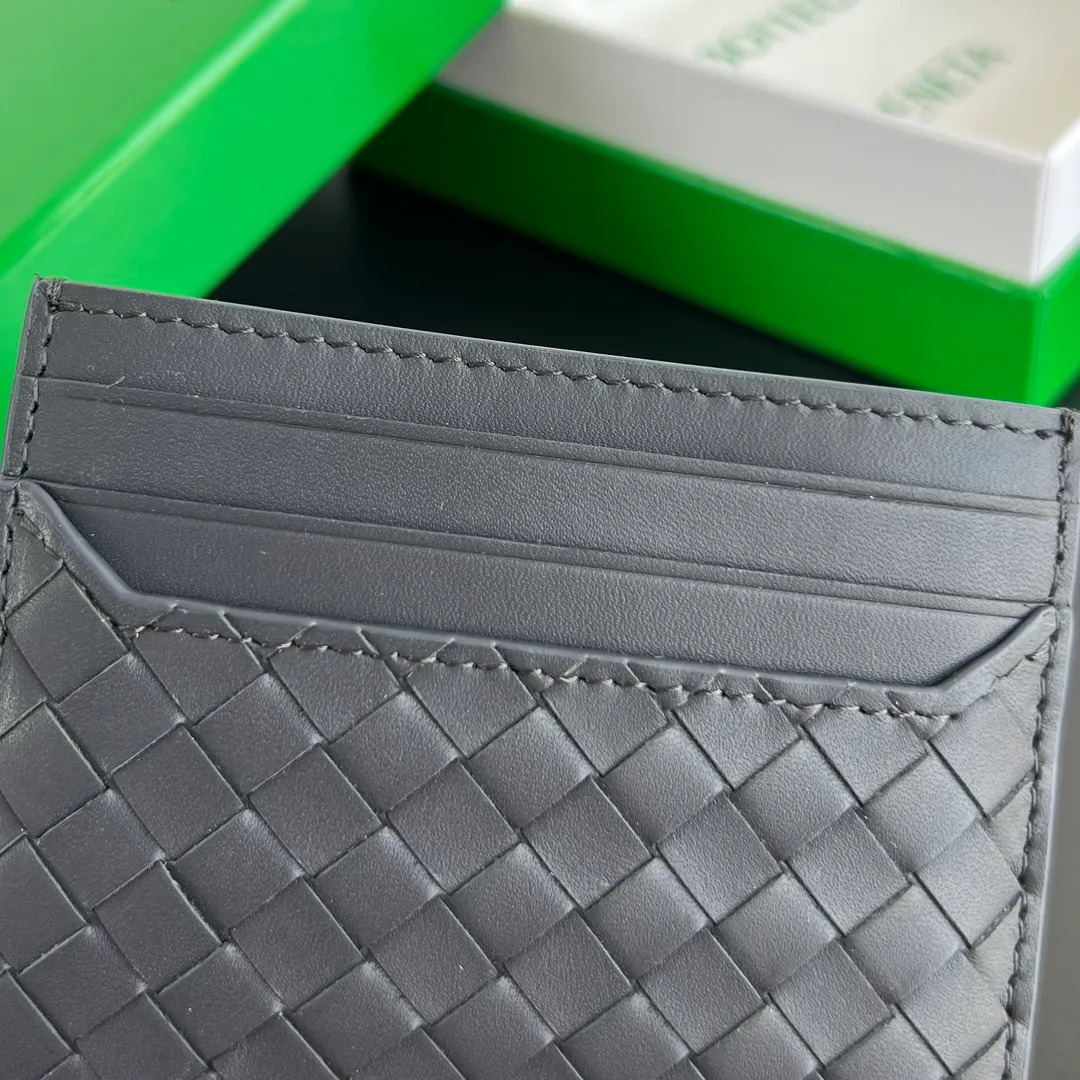 #BV New Small Woven Card Holder 817397 Simple and exquisite card holder. Small, light and easy to carry. Put it directly in your pocket or put it in a small bag. It is made of cowhide and feels soft to the touch. There are 6 card slots on both sides and the main card slot in the middle. It is enough for daily use. In the era of no cash, the card holder is more convenient and practical. The card holder that everyone needs. Size: 11x8x0.2 P400